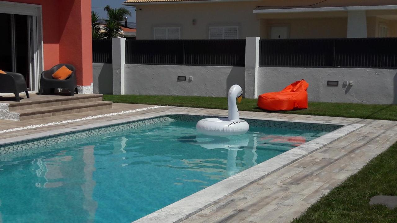 Family Villa Pool & Beach Caparica Bagian luar foto